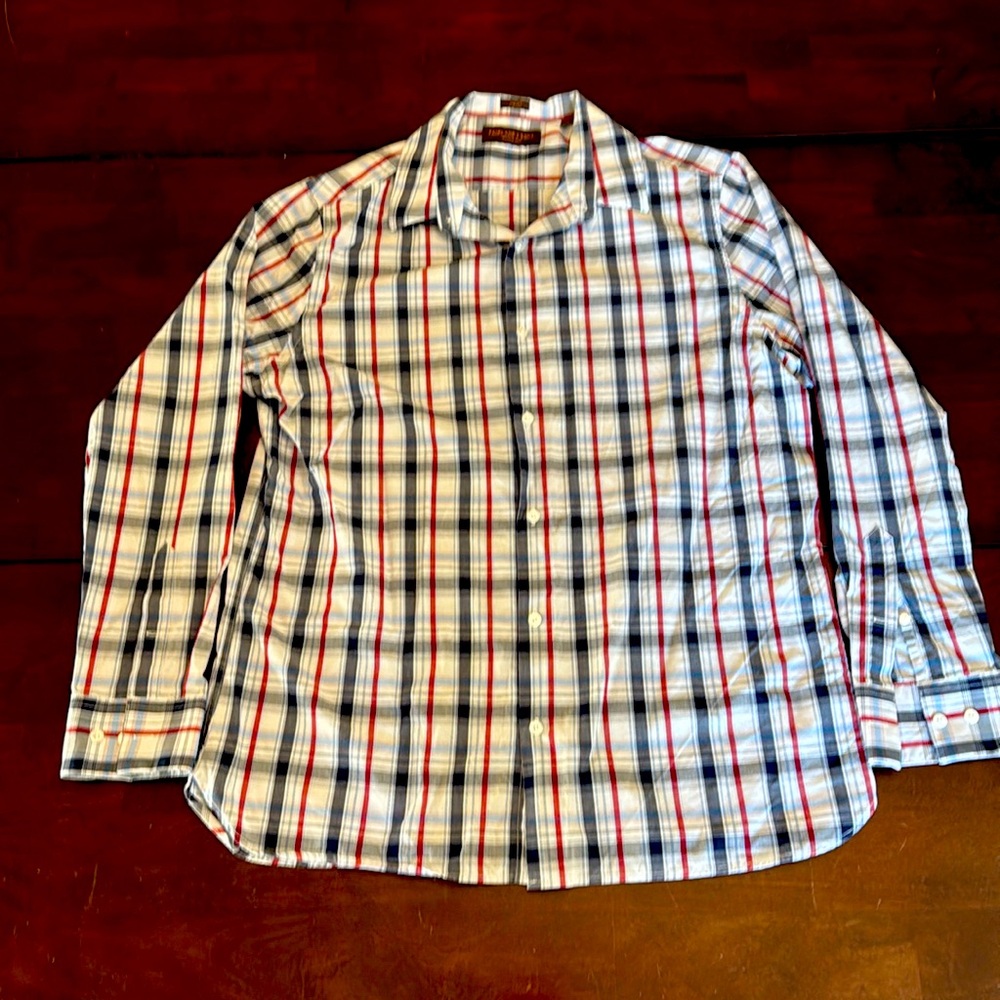 2 shirts.
Fairlane & Sons regular fit, size L.
Fairline regular fit size L.